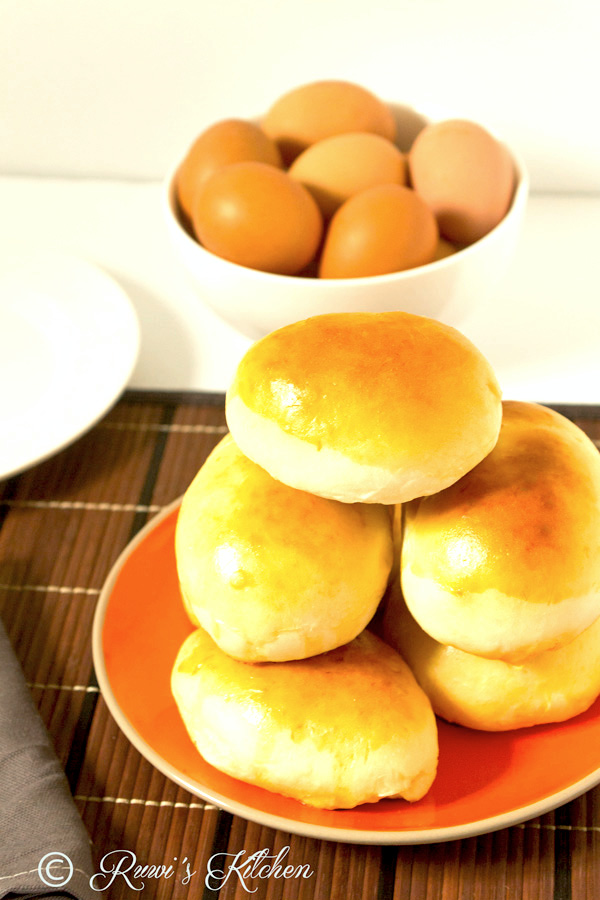 These delicious Sri Lankan Egg and Seeni Sambol Buns are soft, fluffy and filled with spicy caramelized onions and hard-boiled eggs. Excellent for breakfast, snack, Lunchboxes, and picnics.
